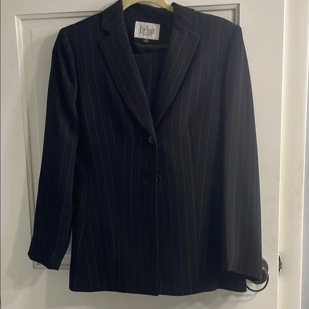 Le Suit Black Classic Pinstripe Suit 8P